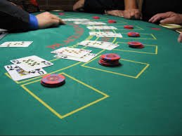 Dealer live casino berinteraksi dengan pemain dan menjaga keamanan permainan di petirjitu