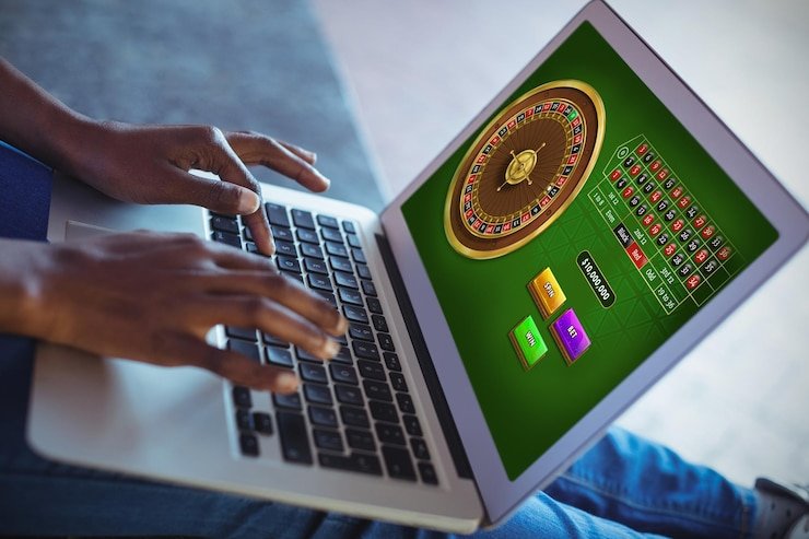 Pengguna mengelola saldo dan transaksi e-wallet secara mudah dan aman dari ponsel mereka